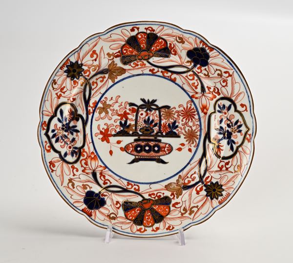 Piatto in porcellana, Inghilterra, XX secolo decorato a chnoiserie nei toni dell'Imari