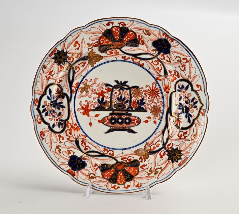 Piatto in porcellana, Inghilterra, XX secolo, decorato a chinoiserie nei toni dell'Imari