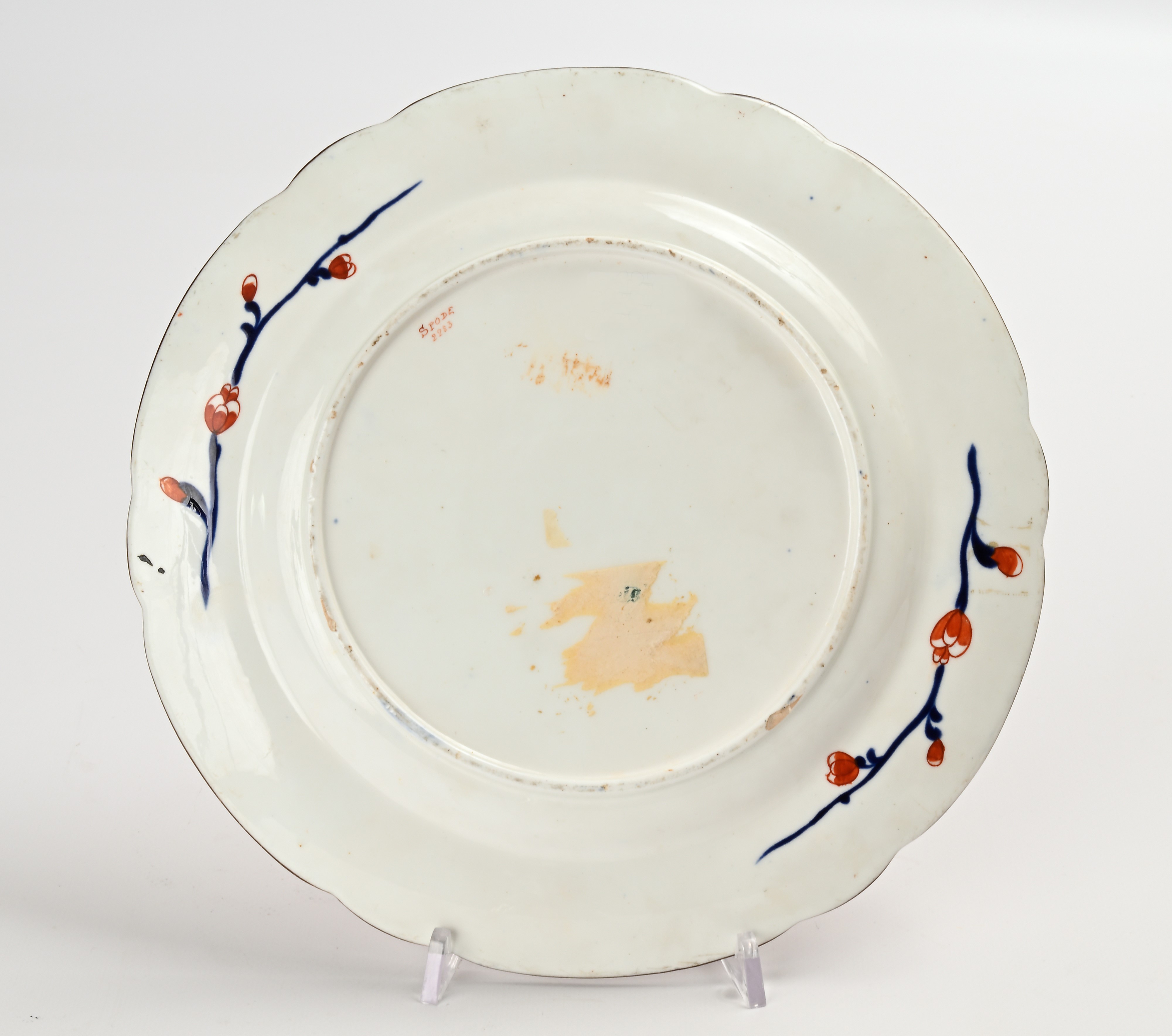 Piatto in porcellana, Inghilterra, XX secolo, decorato a chinoiserie nei toni dell'Imari