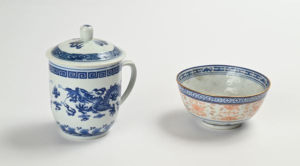 Bowl made in Chine e tazza con coperchio in porcellana bianca e blu
