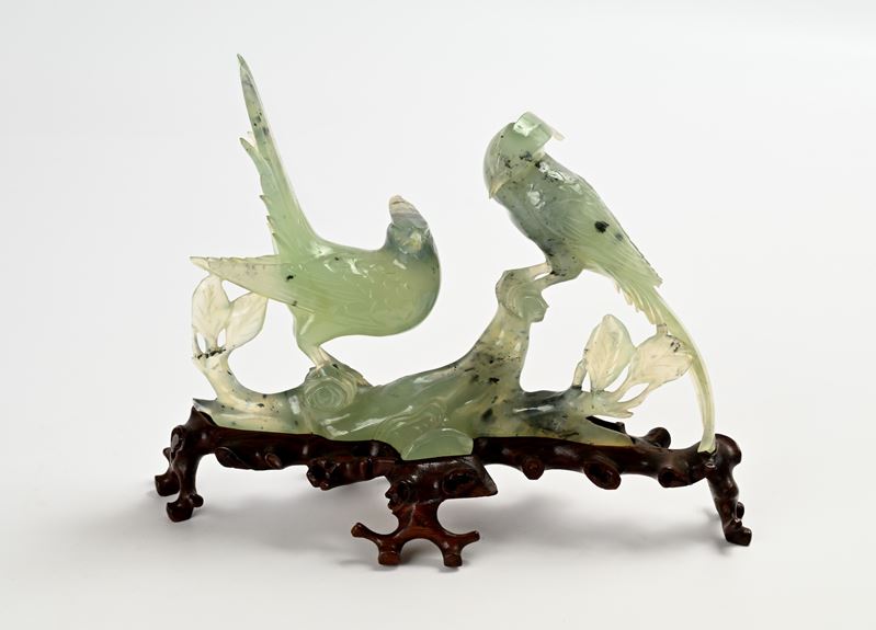 Intaglio in giada raff. due uccelli su un ramo, base in legno