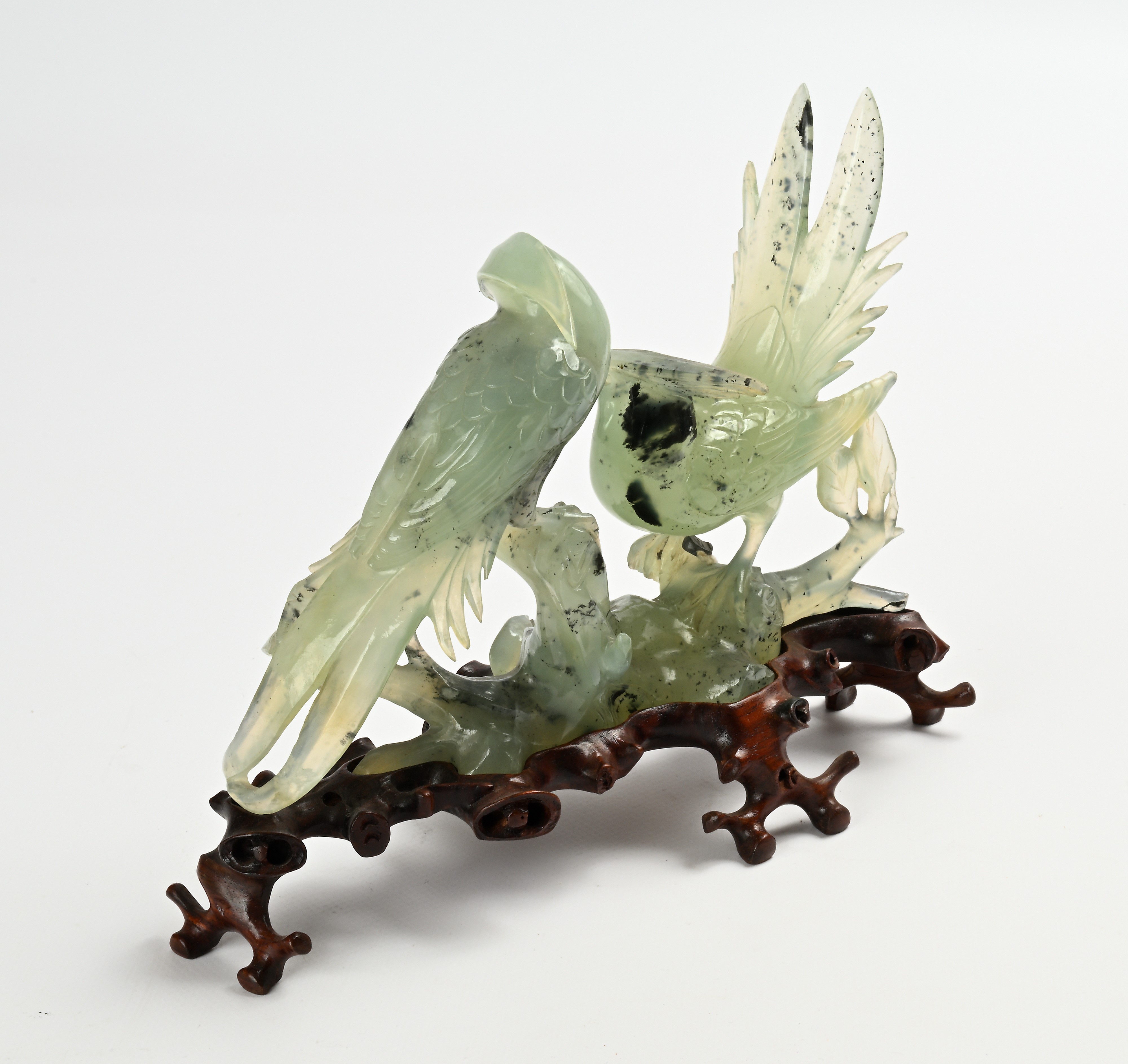 Intaglio in giada raff. due uccelli su un ramo, base in legno