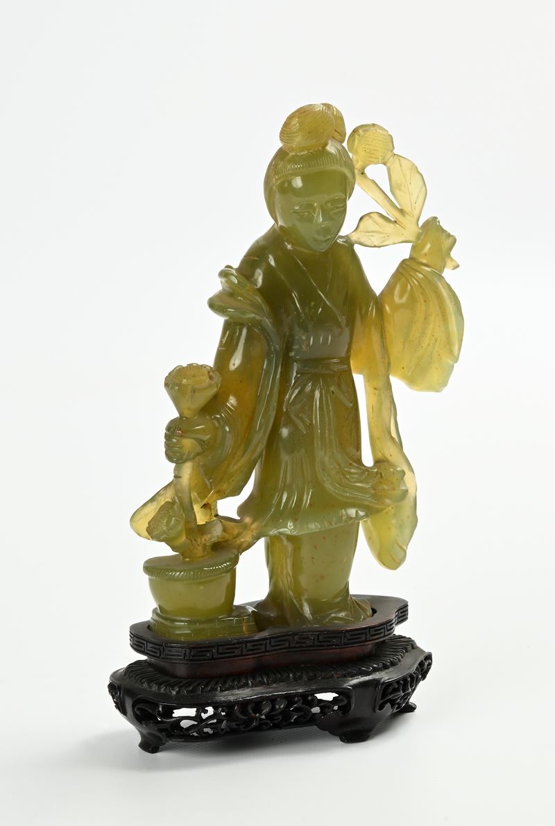 Intaglio in giada raffigurante Guan Yin con base in legno, Cina, Repubblica, XX secolo