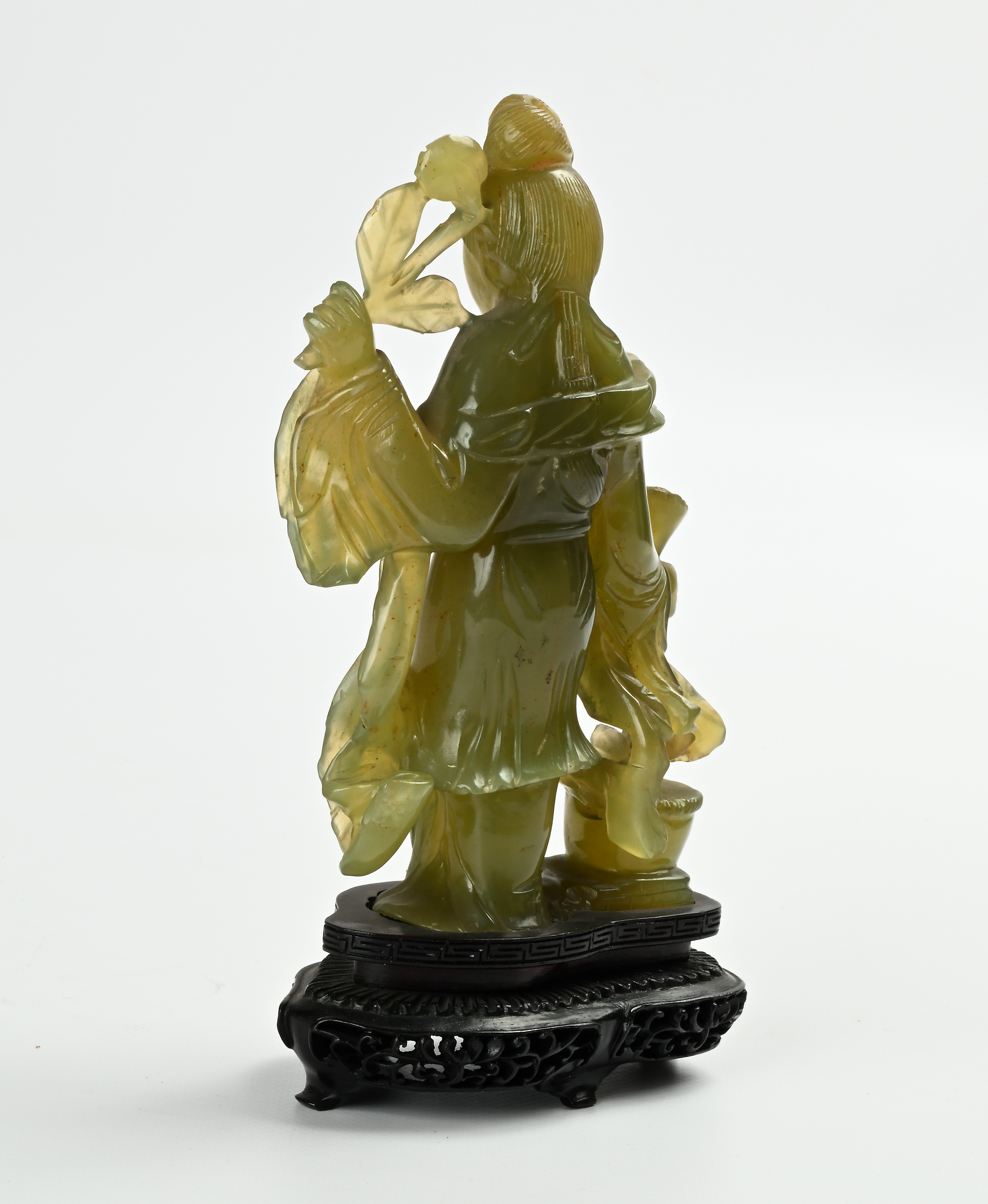 Intaglio in giada raffigurante Guan Yin con base in legno, Cina, Repubblica, XX secolo