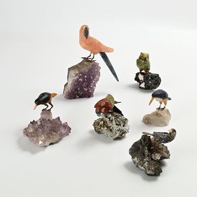 Sei figure di volatile diverse, sculture su basi in geodi di quarzo