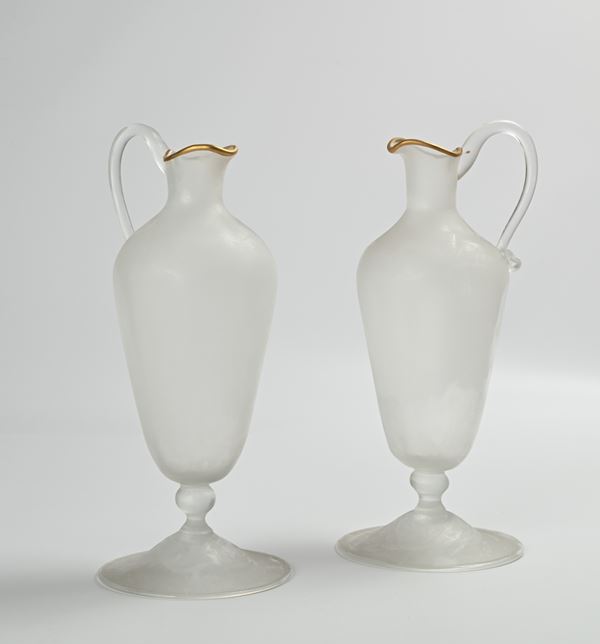 Coppia di brocche in vetro con profilo dorato