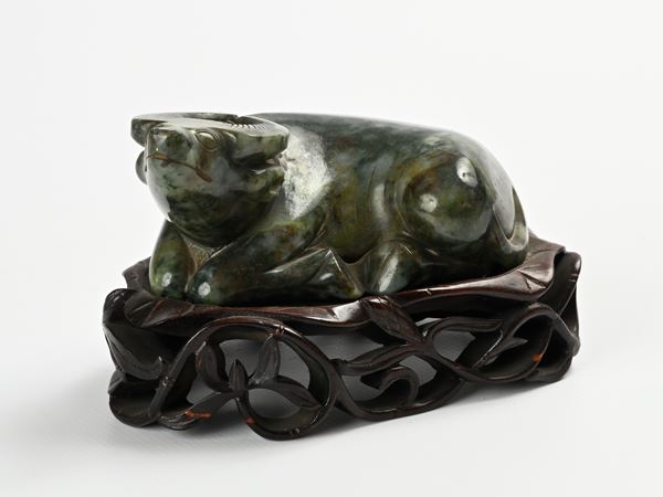 Intaglio in pietra verde raffigurante un bufalo, base in legno