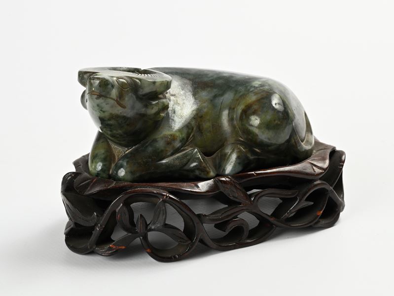 Intaglio in pietra verde raffigurante un bufalo, base in legno