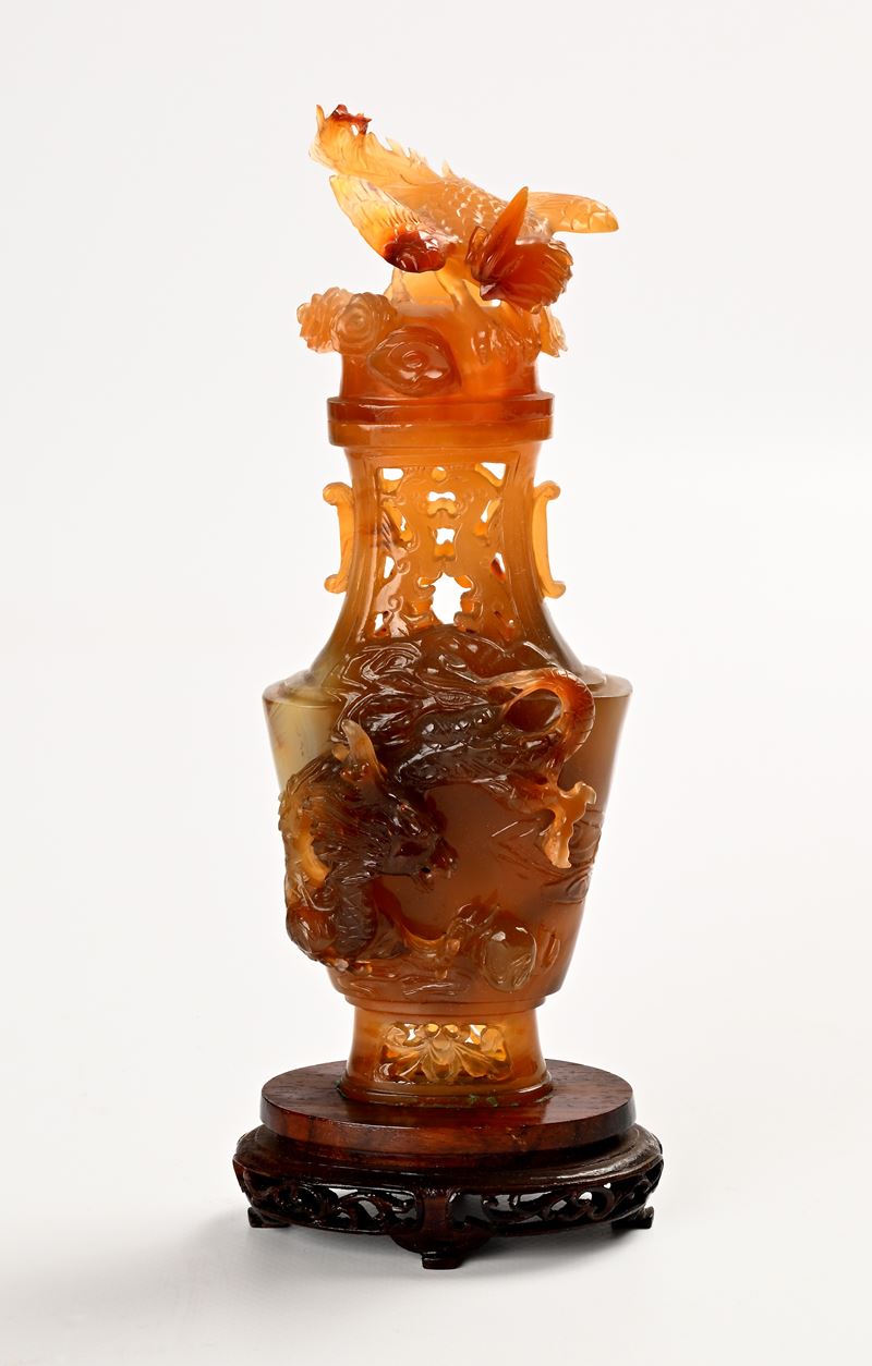 Incensiere in agata gialla con drago in altorilievo e gallo sul coperchio, base ovale in legno