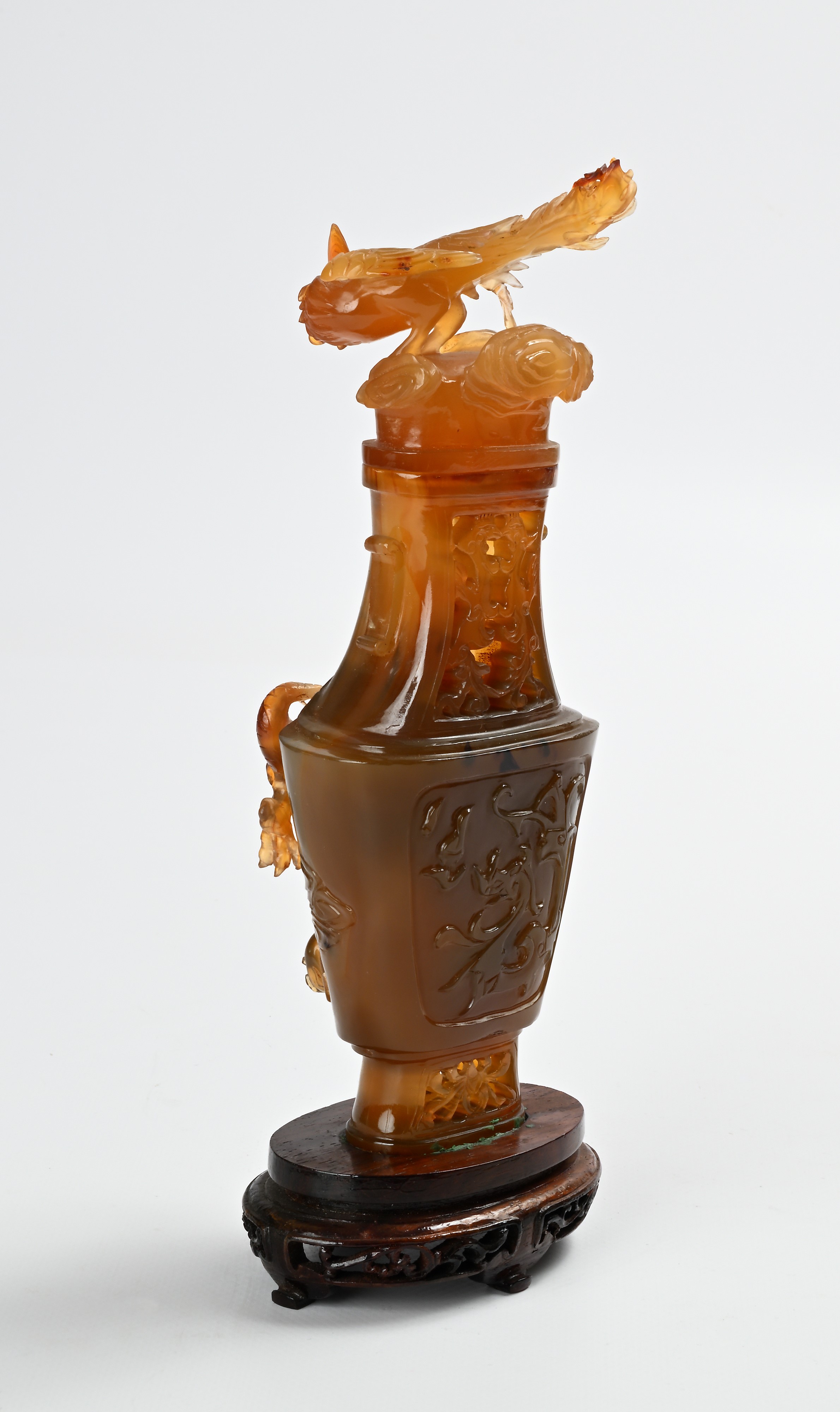 Incensiere in agata gialla con drago in altorilievo e gallo sul coperchio, base ovale in legno