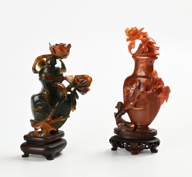 Due incensieri diversi in agata rossa e verde con coperchi e base in legno