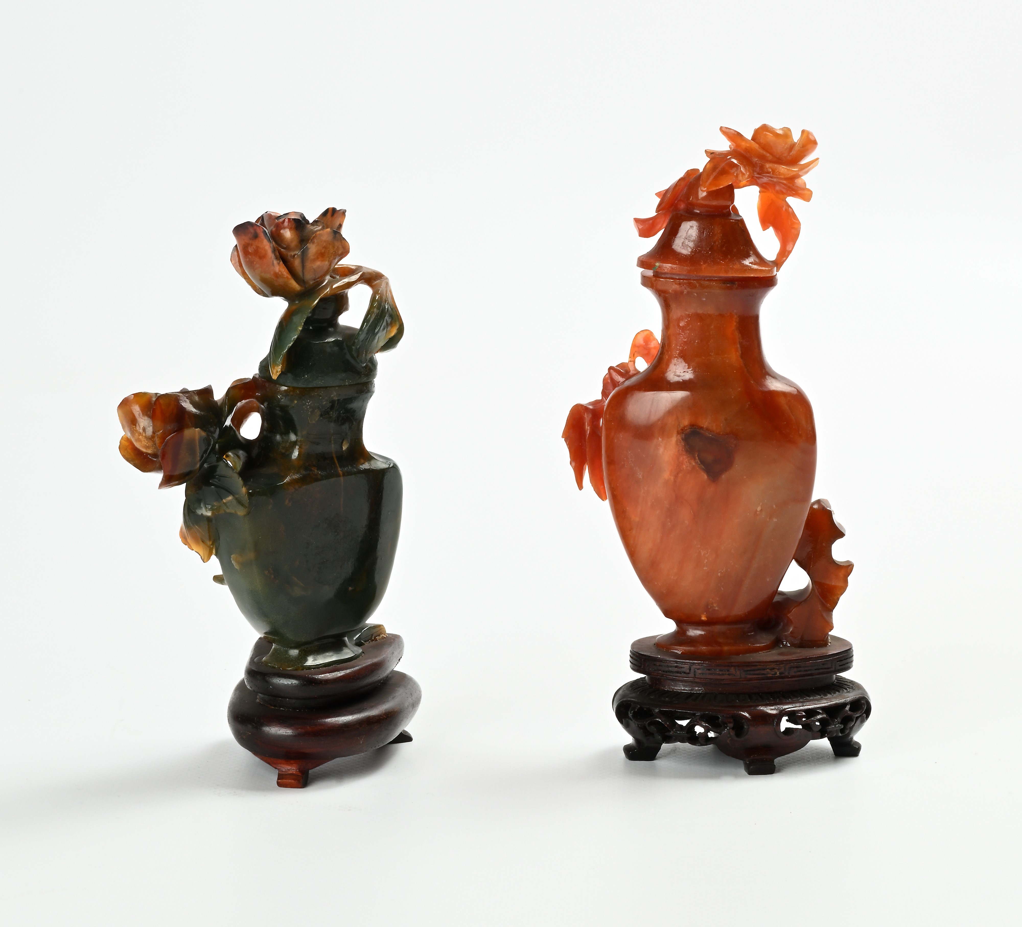 Due incensieri diversi in agata rossa e verde con coperchi e base in legno