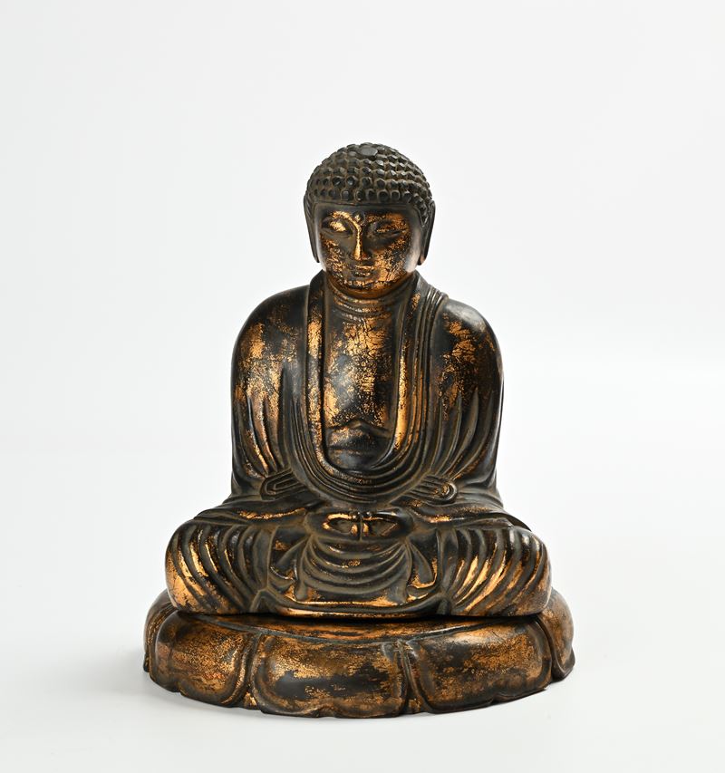 Buddha in legno a patina scura con tracce di doratura, Giappone, XX secolo
