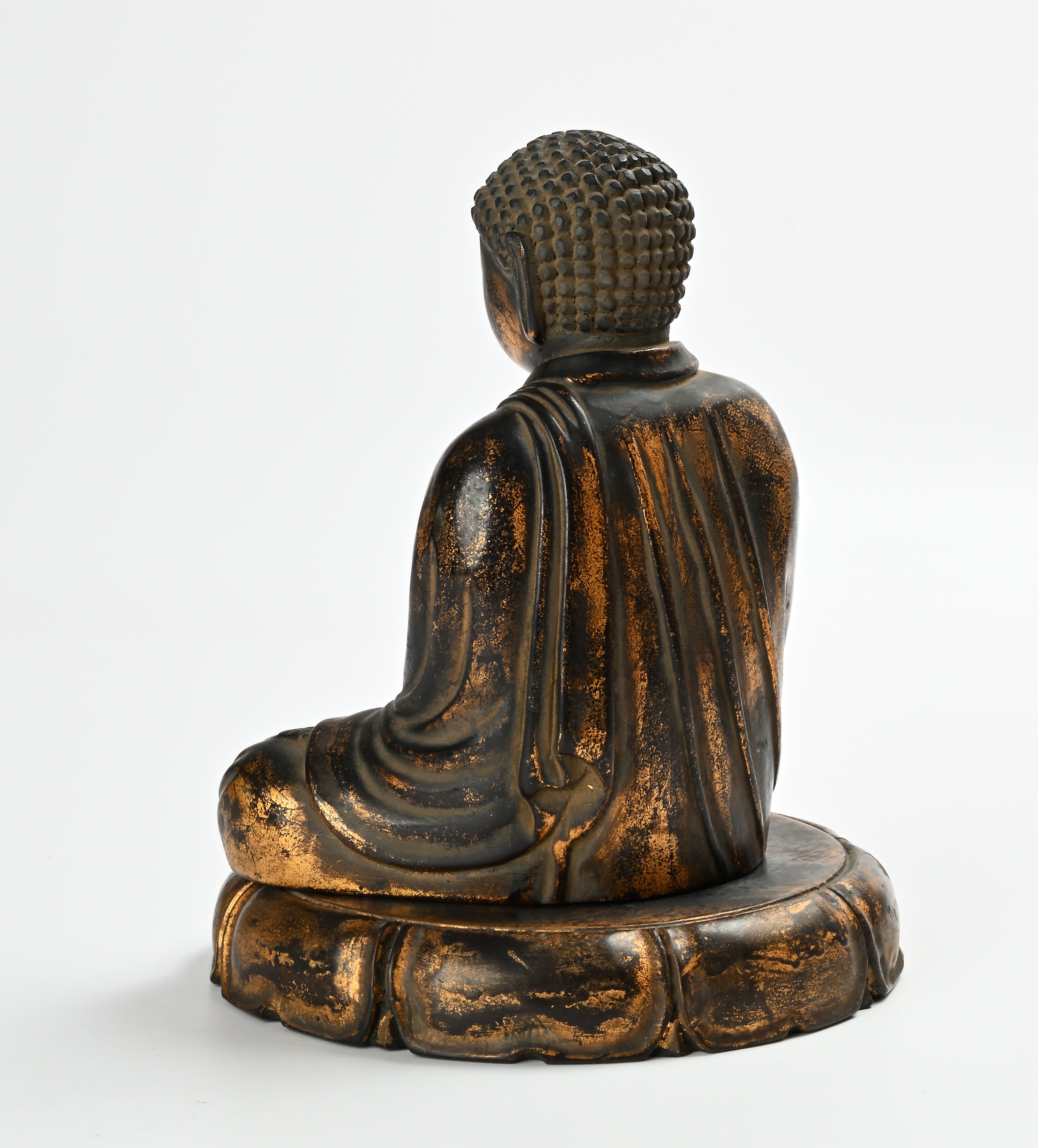 Buddha in legno a patina scura con tracce di doratura, Giappone, XX secolo