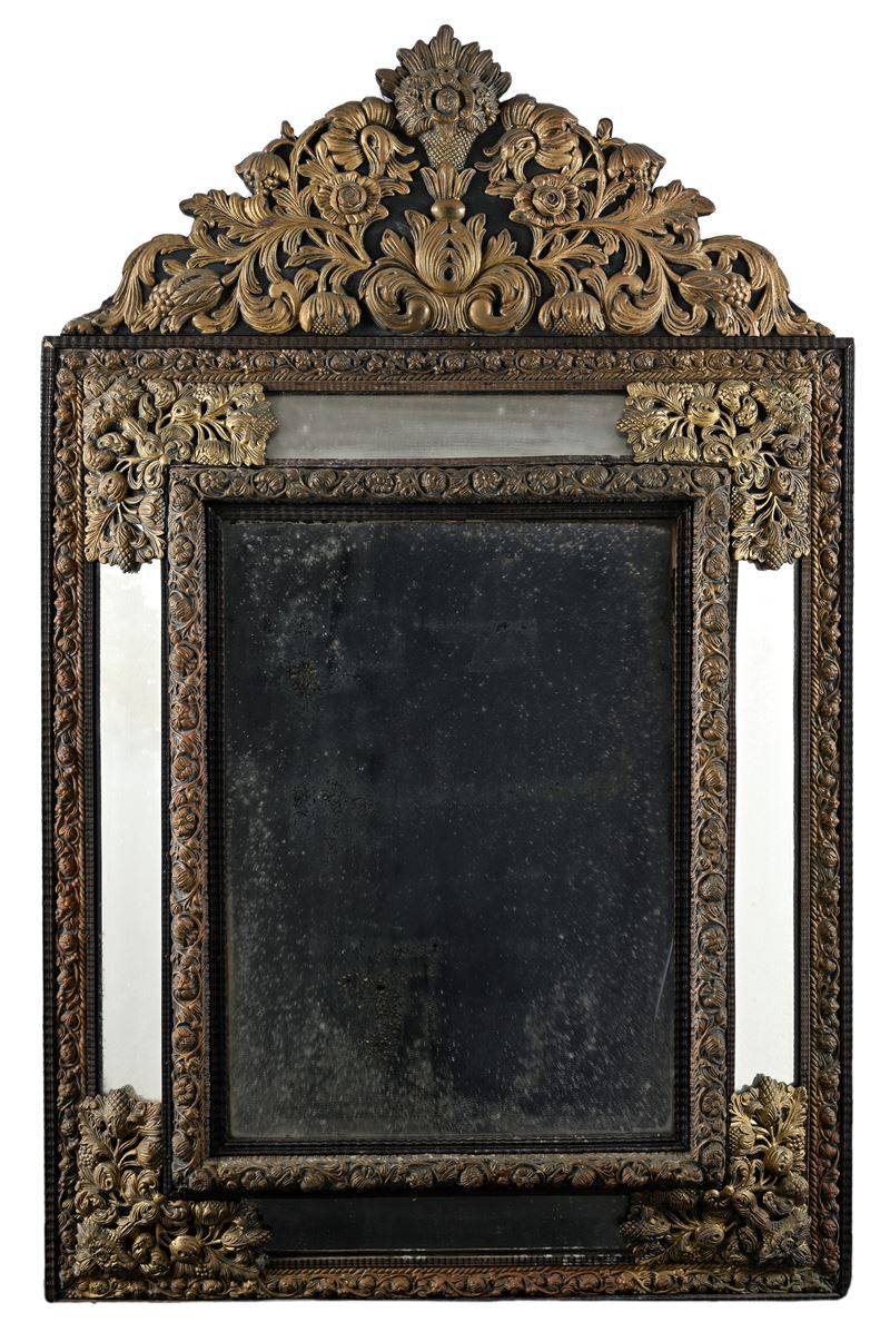 Specchiera rettangolare rivestita in lamina sbalzata e dorata, inizi del XIX secolo