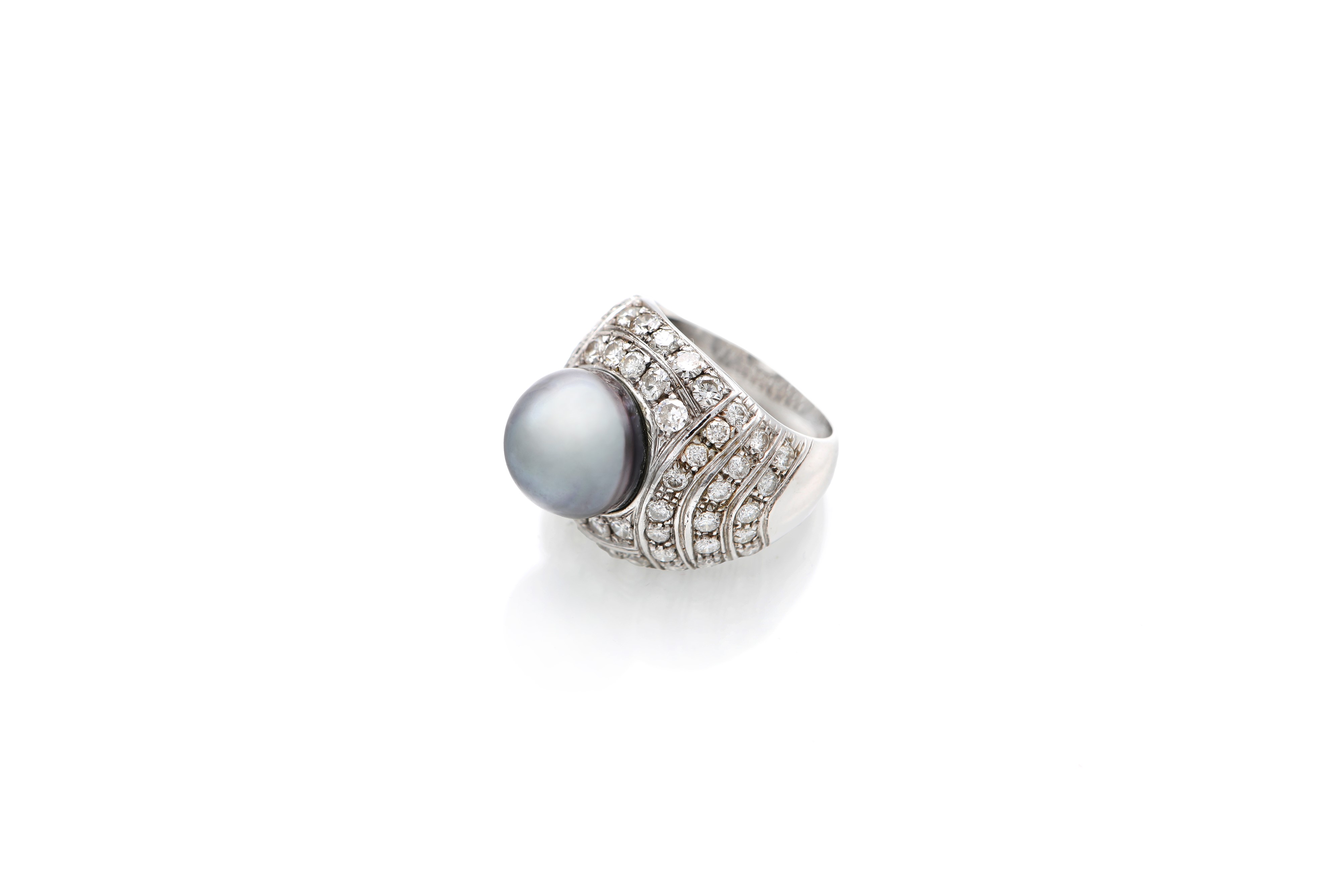 Anello in oro bianco 750/000, perla Tahiti e brillanti