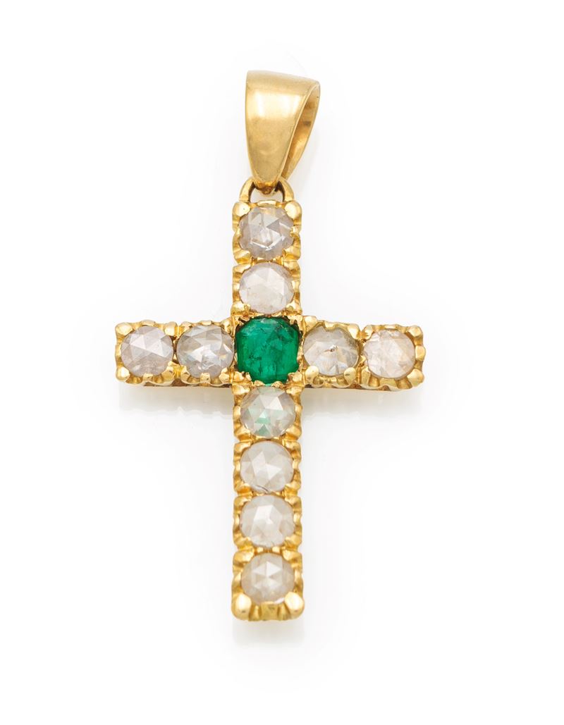 Pendente a croce in oro giallo 750/000 con diamanti e smeraldo centrale
