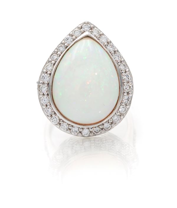 Anello in oro, opale e brillanti
