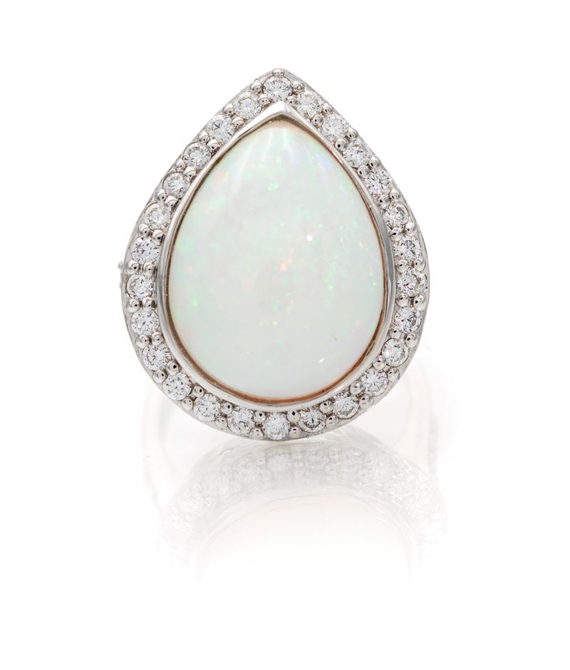 Anello in oro, opale e brillanti