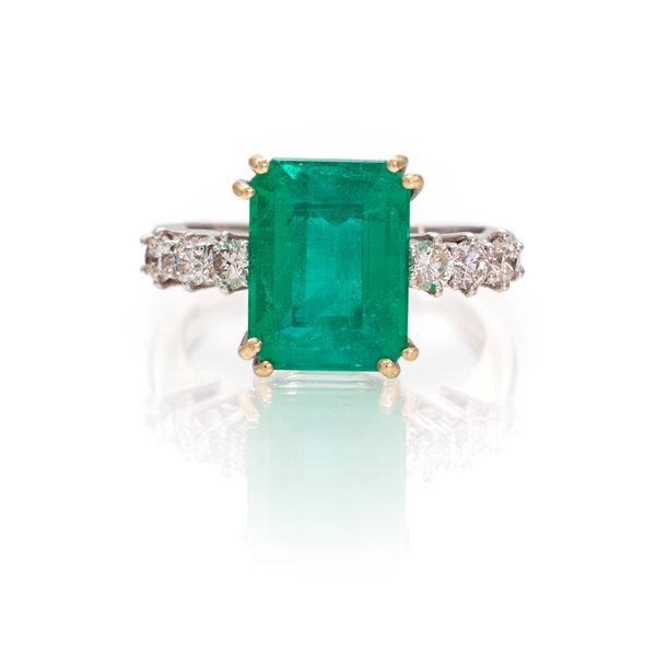 Anello in oro, smeraldo in taglio smeraldo e brillanti