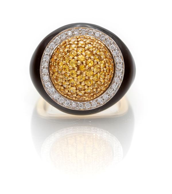 Anello in oro, smalto, brillanti e zaffiri gialli