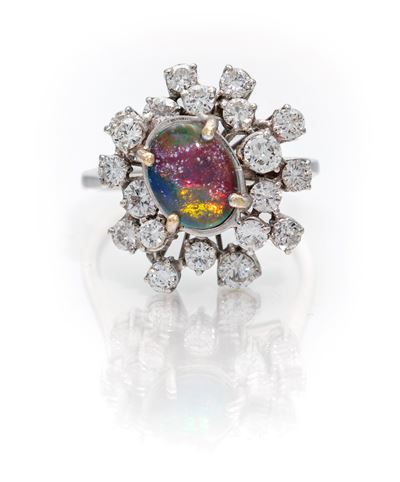 Anello a fiore in oro bianco 750, brillanti e opale