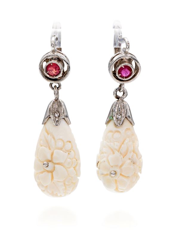 Coppia di orecchini pendenti in oro, rubini, diamanti e sepiolite incise