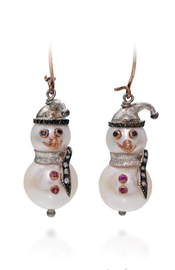 Coppia di orecchini "pupazzo di neve" in oro, perle , rubini e diamanti