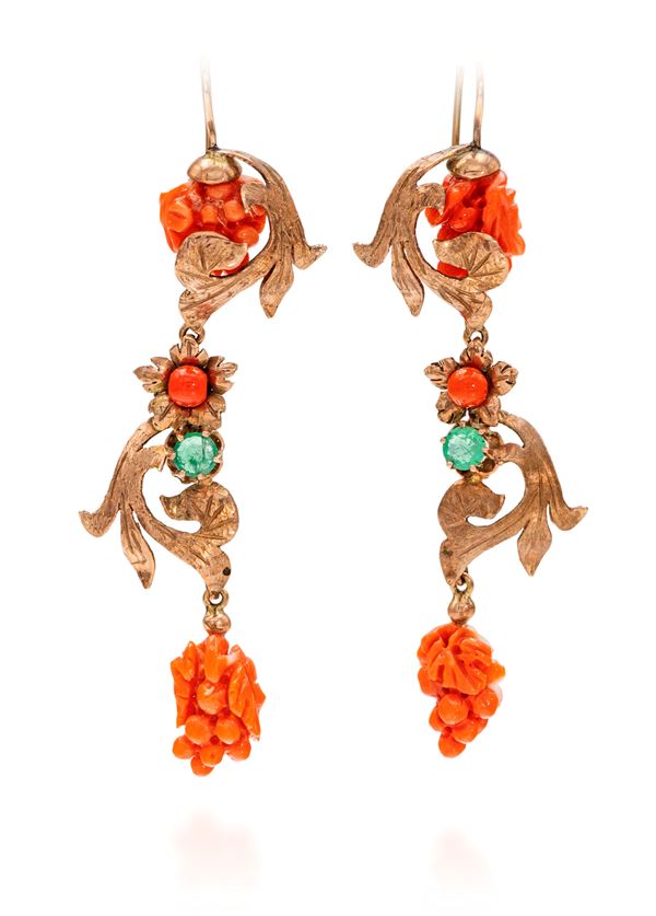 Coppia di orecchini in oro, smeraldo e coralli