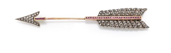 Spilla a freccia in oro, argento, diamanti e rubini