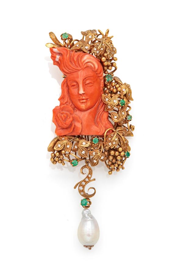 Grande spilla-pendente in oro, cammeo in corallo, diamanti e smeraldi