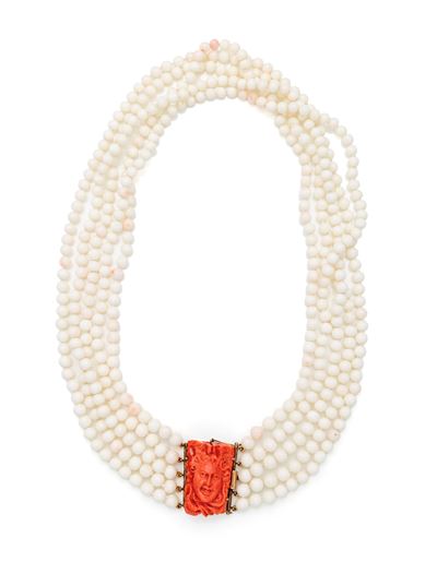 Collana in oro giallo 750/000 con corallo bianco e cammeo in corallo, lunghezza cm 52