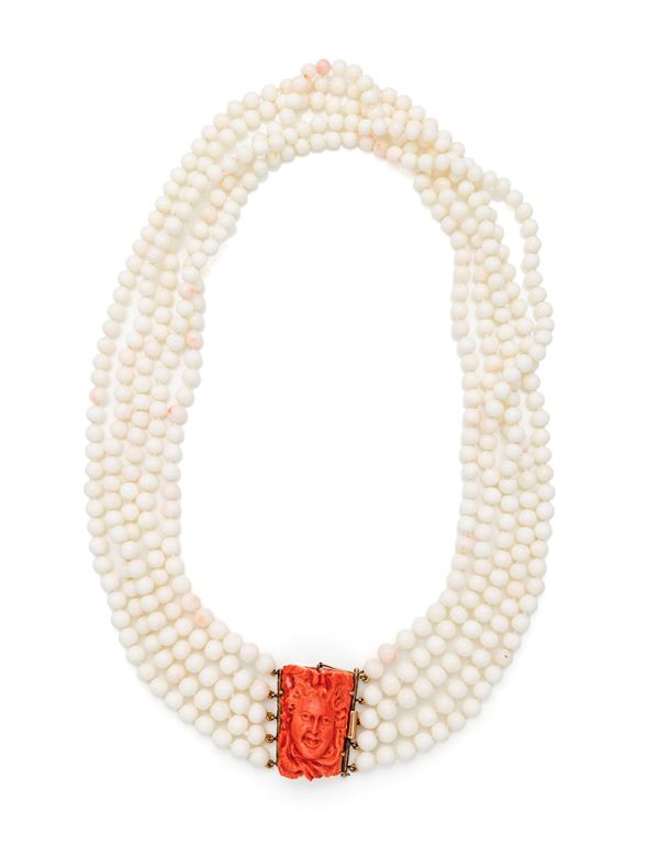 Collana in oro, corallo bianco e cammeo in corallo