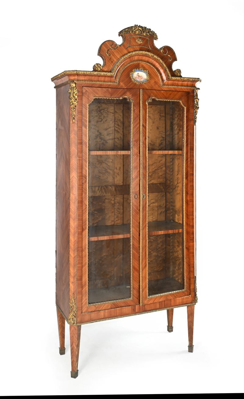 Vetrina francese con placchetta in porcellana e finiture in metallo dorato, fine XIX secolo