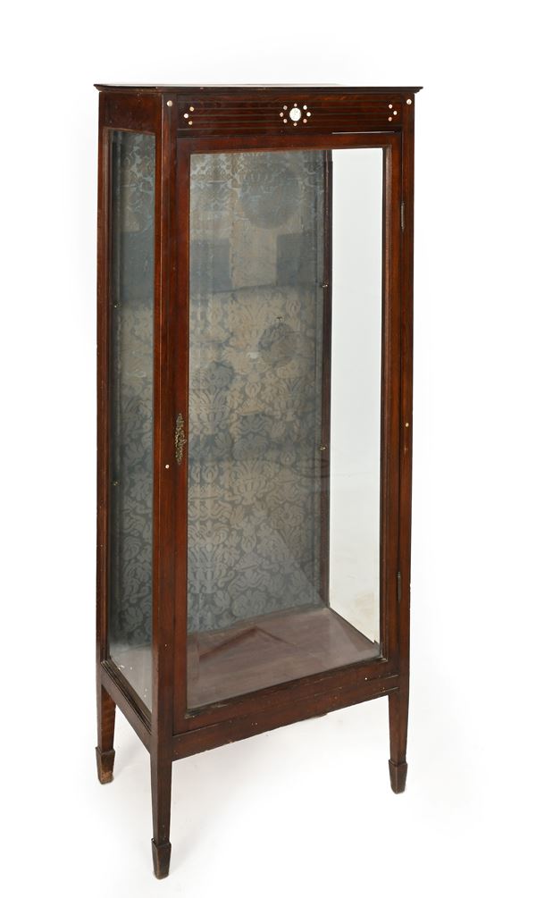 Vetrina verticale in legno patinato con intarsi circolari in madreperla e filettature in peltro, inizi del XX secolo