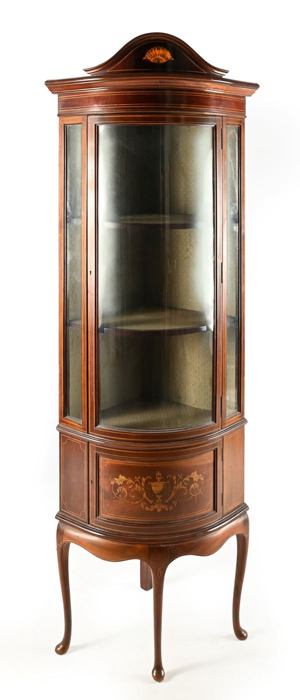 Vetrina ad angolo con facciata a demi-lune ed intarsi a conchiglia in legno di frutto, Inghilterra, XIX secolo