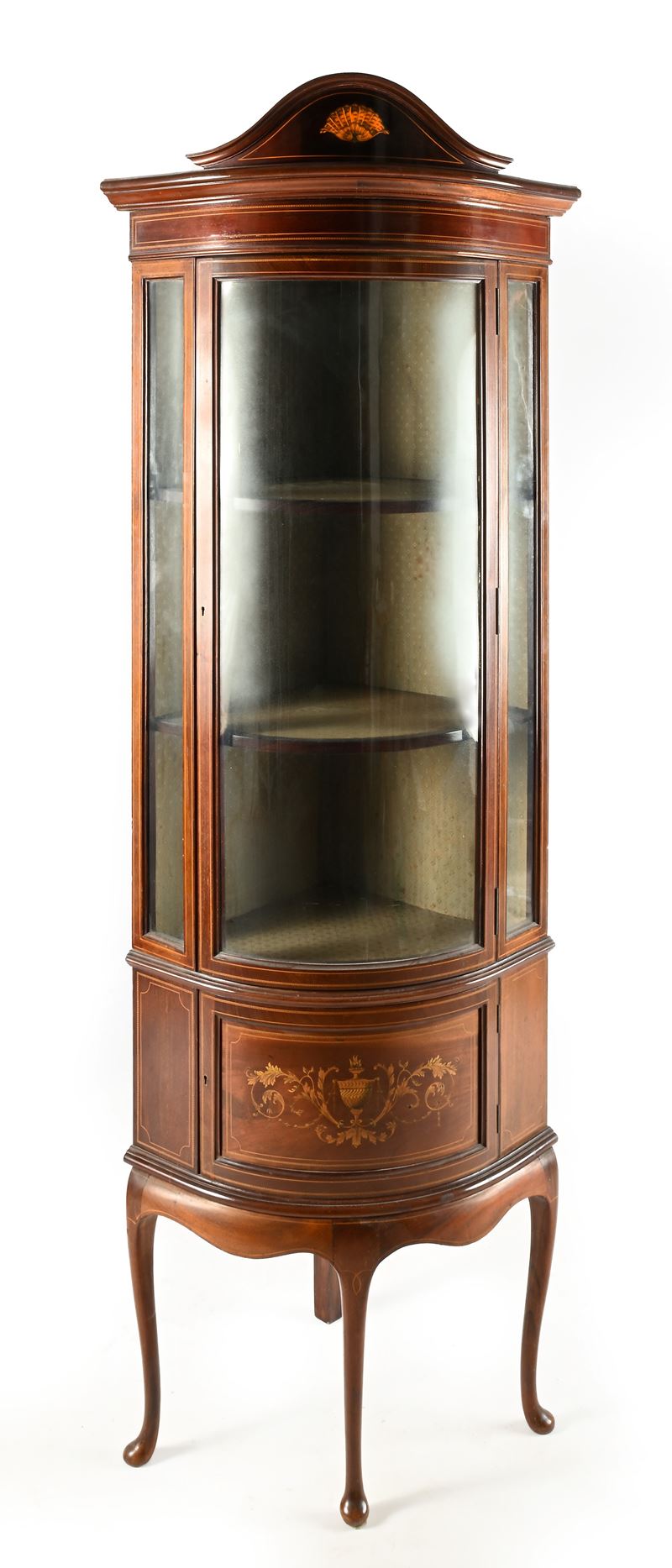 Vetrina ad angolo con facciata a demi-lune ed intarsi a conchiglia in legno di frutto, Inghilterr...