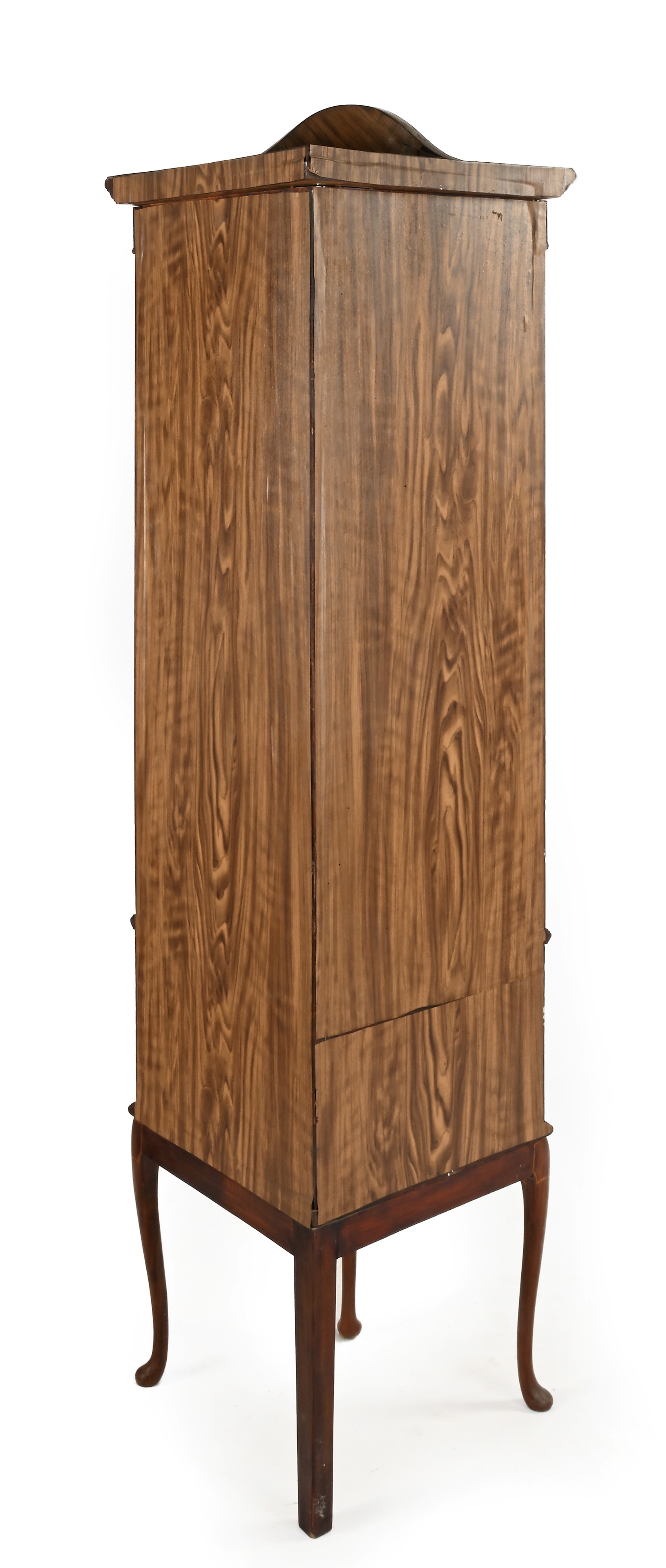 Vetrina ad angolo con facciata a demi-lune ed intarsi a conchiglia in legno di frutto, Inghilterr...