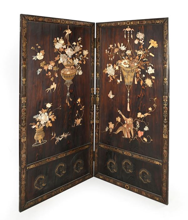 Paravento a due ante in legno scuro con intarsi in stile Shibayama, Giappone, periodo Meiji (1868 - 1912)