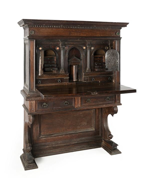 Stipo in noce con placchette circolari in pietra dura, XVII secolo