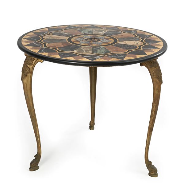 Tavolino da salotto in metallo dorato con piano circolare in commesso di campionatura di marmi rari, XIX secolo