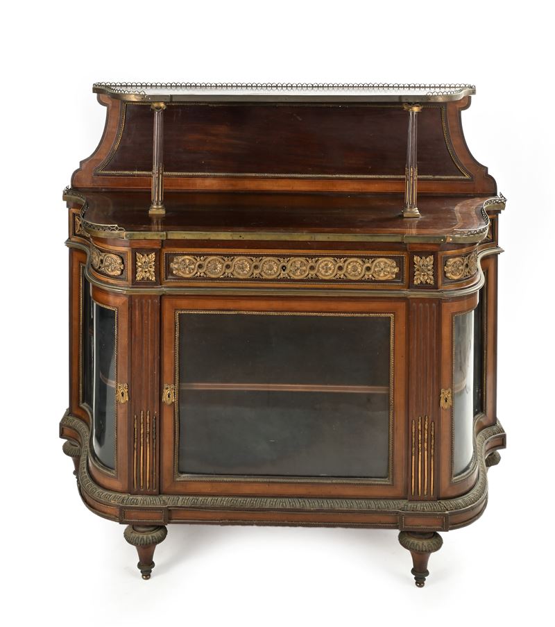 Credenza con alzata intarsiata in legni di varie essenze con applicazioni in bronzo dorato, Franc...