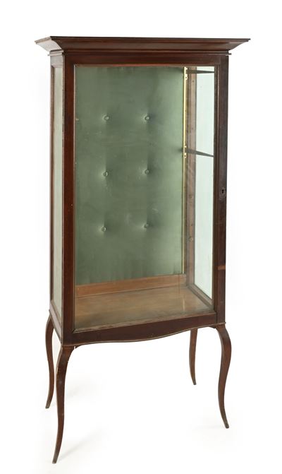 Vetrina in legno patinato, XX secolo, cm 163x70x35,5