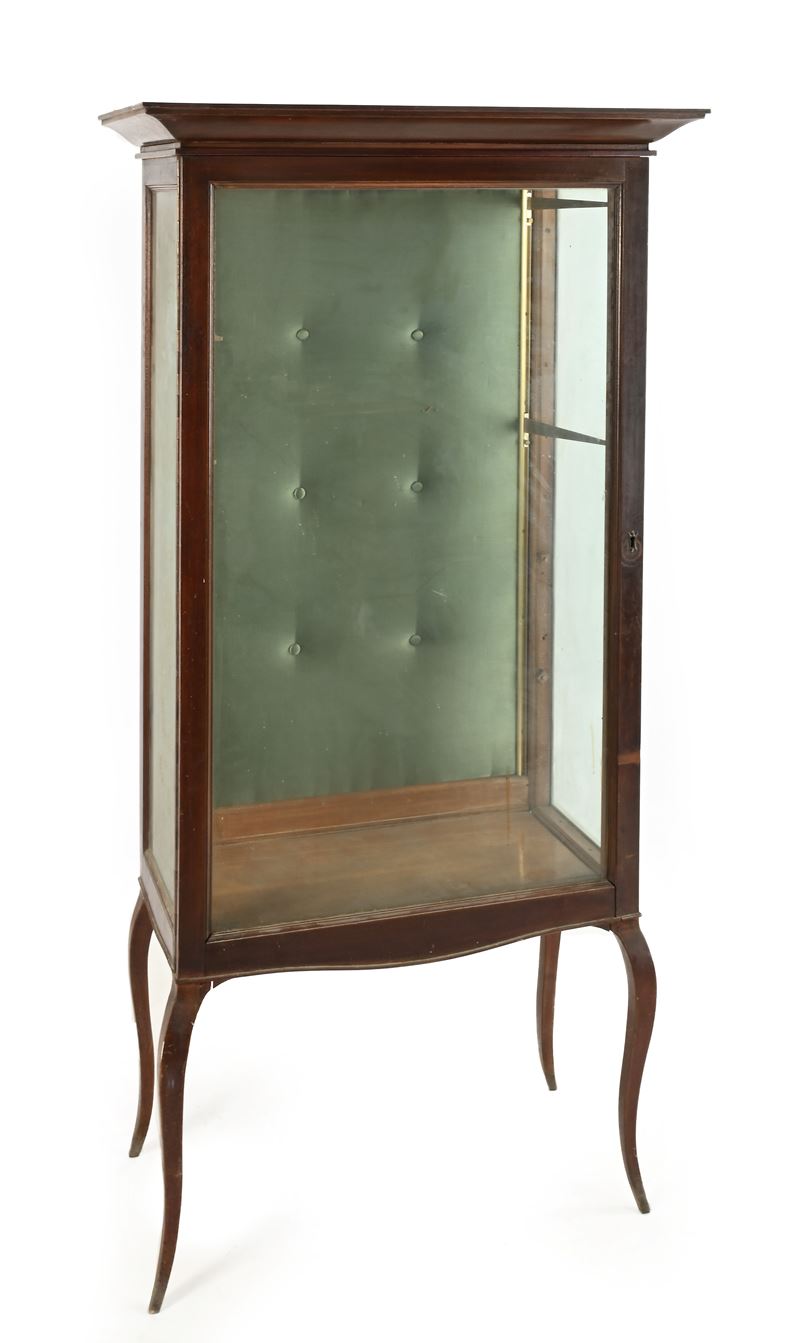 Vetrina in legno patinato, XX secolo, cm 163x70x35,5