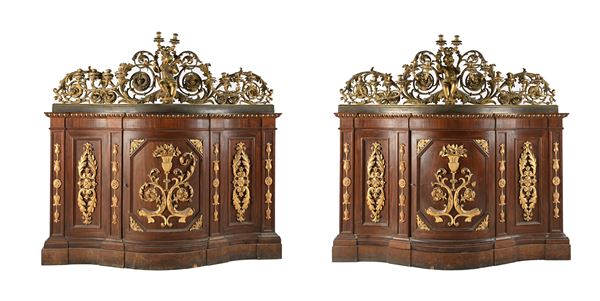 Coppia di divisori in legno con ricca ornamentazione intagliata e dorata sulla facciata e guarnizioni in bronzo dorato sulla sommità, XIX/XX secolo