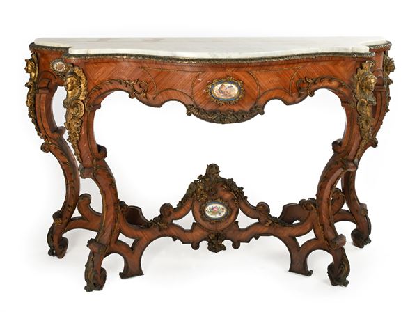 Console sagomata in bois de rose con piano in marmo bianco, placche in porcellana e finiture in bronzo dorato, Francia, XIX secolo