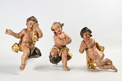 Tre figure barocche di angelo, legno laccato e dorato, XVIII secolo, altezza 45 cm