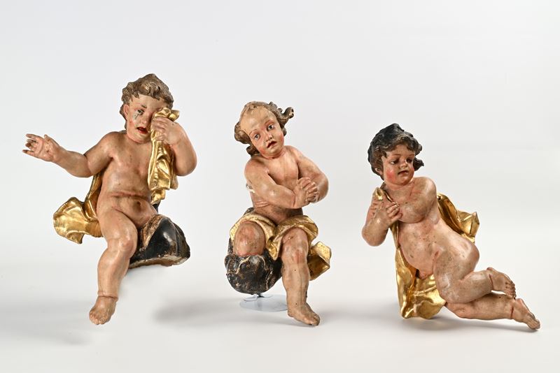 Tre figure barocche di angelo, legno laccato e dorato, XVIII secolo, altezza 45 cm