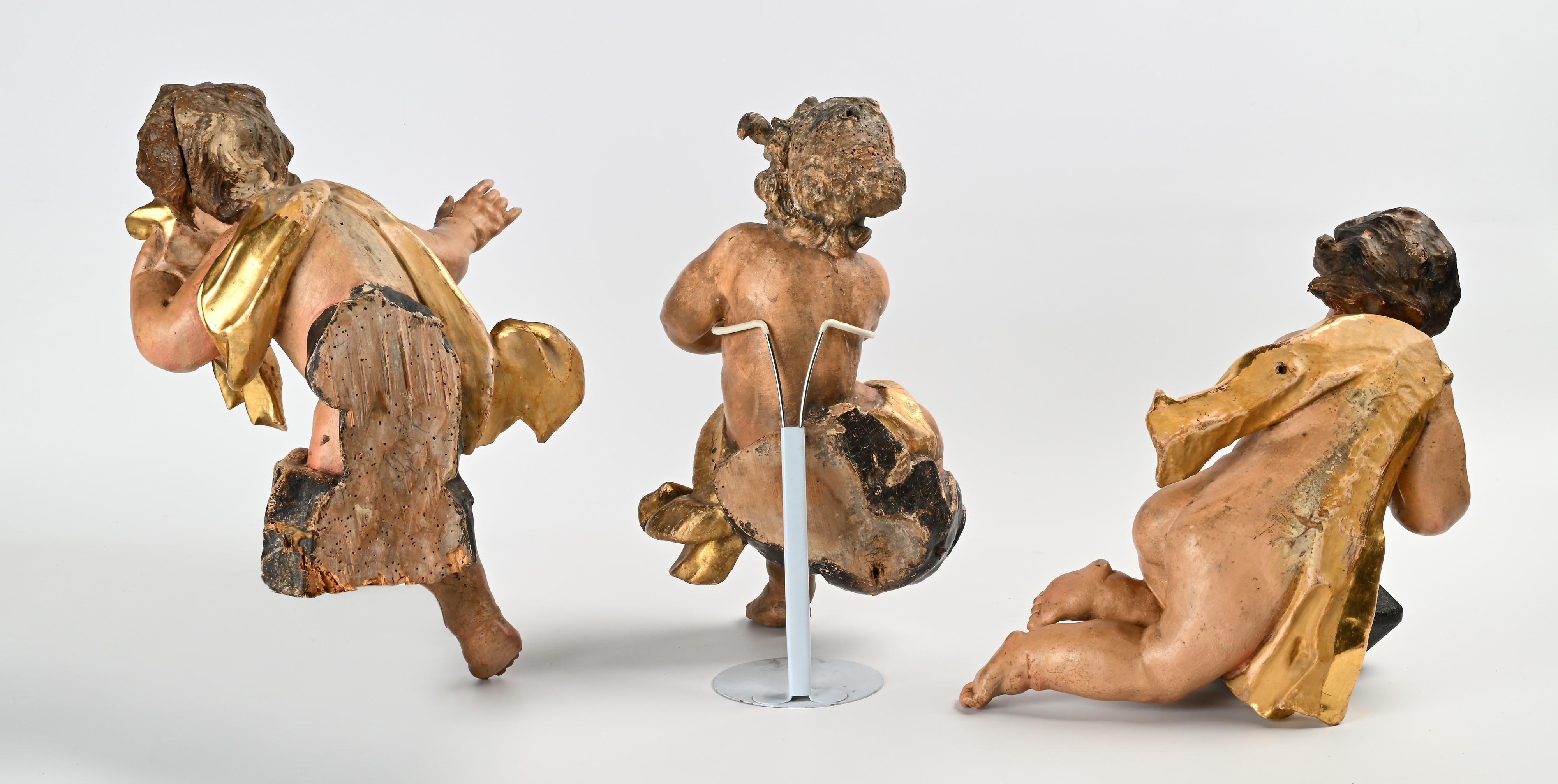 Tre figure barocche di angelo, legno laccato e dorato, XVIII secolo, altezza 45 cm