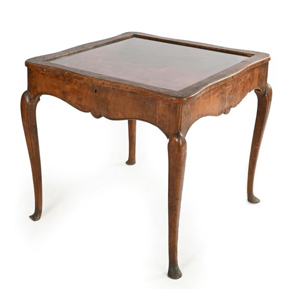 Tavolo vetrina in radica, con piano quadrangolare e gambe mosse terminanti a pied de biche